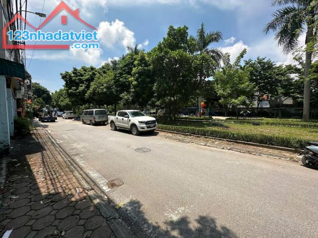 Bán 75m2 đất phân lô vỉa hè tại vườn hoa Thạch Bàn, giá 13.5 tỷ - 1