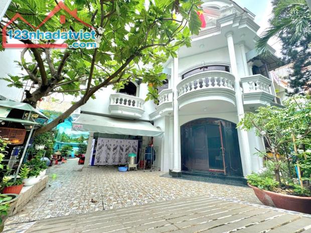 Bán Biệt Thự Sân Vườn Lâm Văn Bền, 223m2, 3 Tầng, Chỉ 29 Tỷ, Tân Kiểng, Quận 7