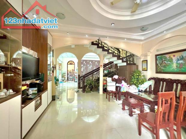 Bán Biệt Thự Sân Vườn Lâm Văn Bền, 223m2, 3 Tầng, Chỉ 29 Tỷ, Tân Kiểng, Quận 7 - 1