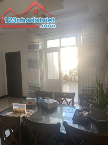 Cho thuê biệt thự 1 trệt 3 lầu đường Lê Hồng Phong, phường 8 - 1