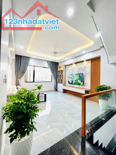 Về Quê Bán Gấp Nhà 1 Trệt 3 Lầu Gần Làng Đại Học Full Nội Thất - 5