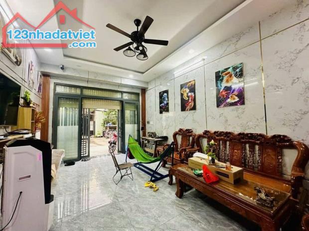 MẶT TIỀN HẺM Q7 - Ô tô đổ cửa - 40M - sầm uất - Thuê 10tr/th chỉ 5T