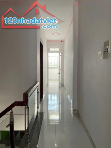 Nhà sổ riêng 2.4 tỷ/78 m2/1 lầu 1 trệt sân ô tô - 2