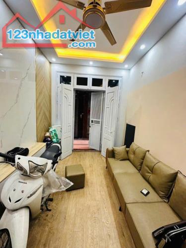NHỈNH 6 TỶ SỞ HỮU NHÀ Ô TÔ NGÕ THÔNG PHỐ HOÀNG QUỐC VIỆT./26m,  5 T,  mặt tiền 3.1 m, giá