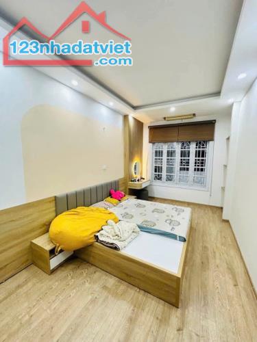 NHỈNH 6 TỶ SỞ HỮU NHÀ Ô TÔ NGÕ THÔNG PHỐ HOÀNG QUỐC VIỆT./26m,  5 T,  mặt tiền 3.1 m, giá - 1