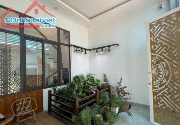 NHÀ ĐẸP CHÍNH CHỦ - Vị Trí Tại : Hẻm rông 2m4 - Số nhà 61 Trần Quang Diệu - Phường Thống - 1