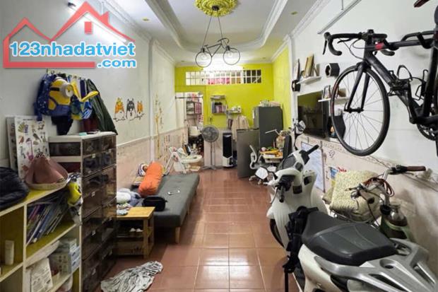 Bán nhà Huỳnh Văn Bánh, 2 Tầng 3.1m x 11m, gần mặt tiền - Giá 5.5 tỷ TL