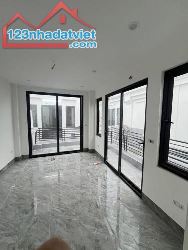 BÁN NHÀ TRUNG KÍNH - 35M², 5 TẦNG, LÔ GÓC 2 MẶT THOÁNG - TRUNG TÂM CẦU GIẤY - GIÁ TỐT