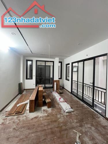 BÁN NHÀ TRUNG KÍNH - 35M², 5 TẦNG, LÔ GÓC 2 MẶT THOÁNG - TRUNG TÂM CẦU GIẤY - GIÁ TỐT - 1