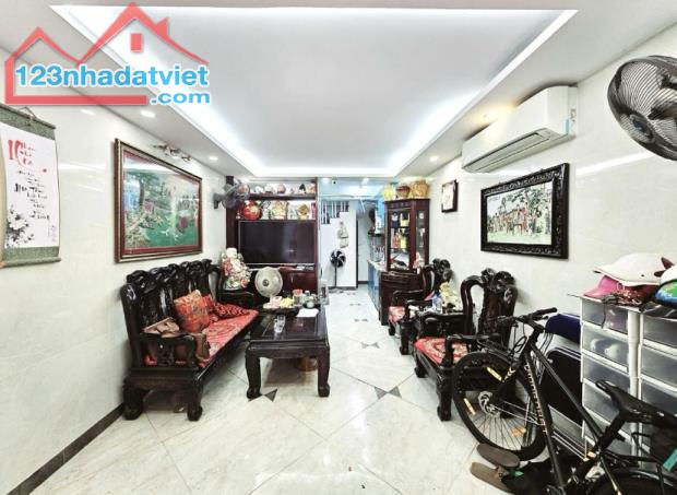 Bán nhà Thịnh Hào - Đống Đa - Gần phố - Phân lô Ô tô vào nhà - Kinh doanh - 38m * 6T - 12. - 2
