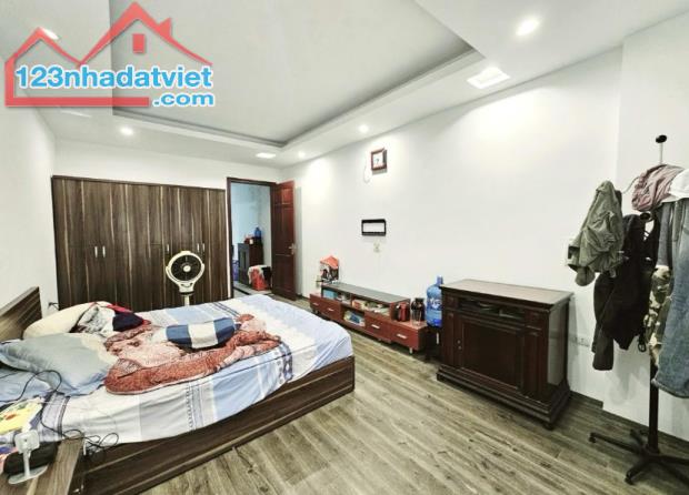 Bán nhà Thịnh Hào - Đống Đa - Gần phố - Phân lô Ô tô vào nhà - Kinh doanh - 38m * 6T - 12. - 4