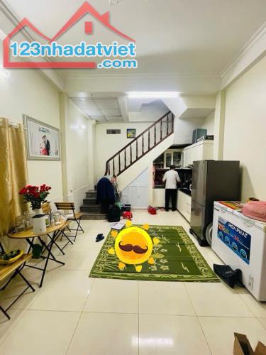 BÁN NHÀ LÔ GÓC SIÊU ĐẸP PHỐ CẦU GIẤY – 30M² – 4 TẦNG – GIÁ 5.3 TỶ