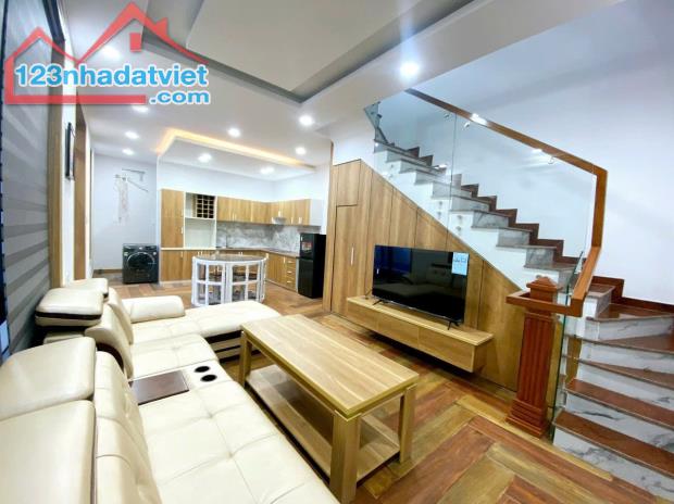 Bán nhà mới 1 Trệt 3 Lầu mặt tiền Nguyễn Thị Minh Khai P8, Giá: 12 tỷ (TL)