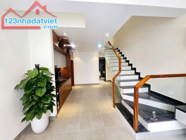 BÁN NHÀ LA THÀNH ĐỐNG ĐA- 5,7 TỶ- 5 TẦNG- 20M RA OTO- LÔ GÓC- KINH DOANH