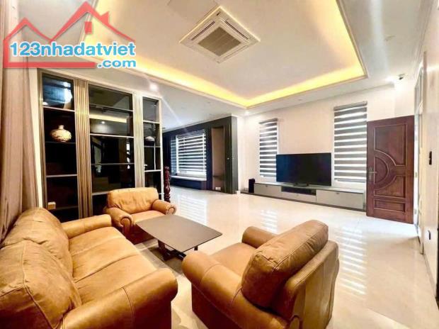 Cho thuê nhà 7 p.ngủ khép kín có thang máy phố Văn Cao.