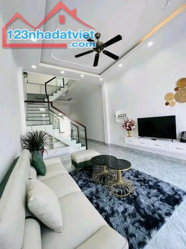EM CẦN BÁN GẤP CĂN 2 LẦU SHR 5X20 GIÁP PHƯỜNG TÂN PHONG CHỈ 700TR SỞ HỮU - 1