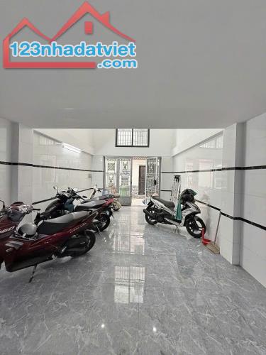 BÁN CHDV NGAY PHẠM VĂN ĐỒNG - SÁT SÂN BAY - 90 M2 - 9 PHÒNG - 5 TẦNG - THANG MÁY - 1