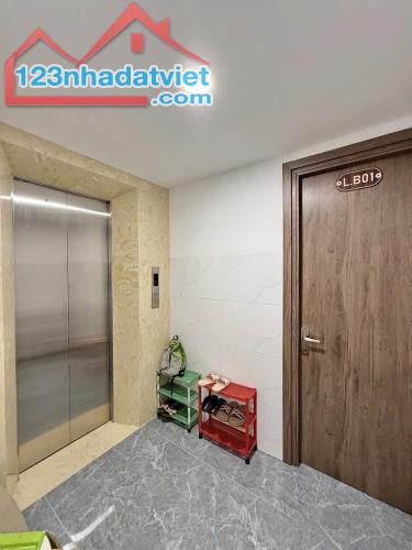 BÁN CHDV NGAY PHẠM VĂN ĐỒNG - SÁT SÂN BAY - 90 M2 - 9 PHÒNG - 5 TẦNG - THANG MÁY - 2