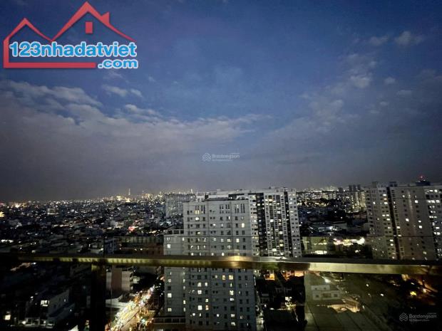 Penthouse đẹp 188m2 + sân vườn, 4PN + 4 toilet, DA Topaz Garden, cách Đầm Sen 500m, view