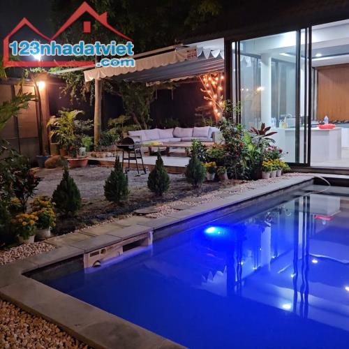 VILLA NGHỈ DƯỠNG SÂN VƯỜN HỒ BƠI, MT HẺM 8M - 2 TẦNG KIÊN CỐ, HƠN 700M2, NGANG 18M, CHỈ 57 - 1