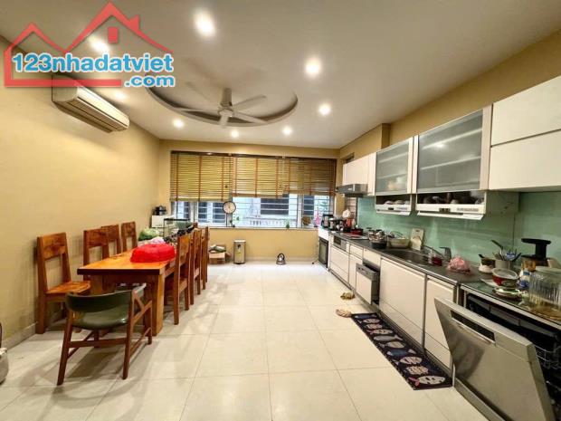 Cần bán nhà phố Nguyễn Viết Xuân diện tích khủng,phân lô quân đội,giao thông thuận tiện - 2