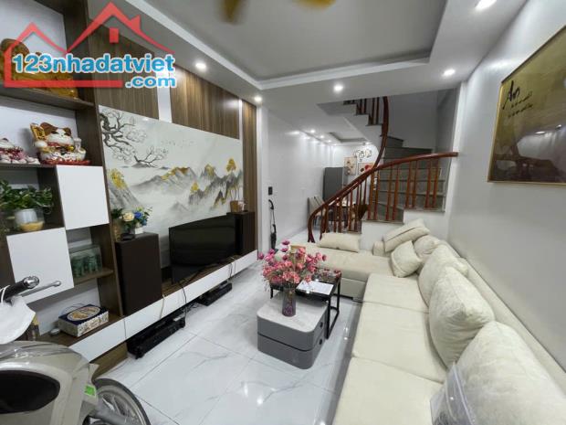 Bán nhà Định Công Thượng 35m 5 tầng 6.3 Tỷ