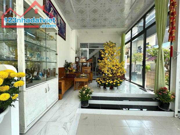 Cả đường TL37 bán đúng 1 căn góc 2MT- ngang khủng 5m- 2 tầng-nhỉnh 4 tỷ Diện tích 5*15 CN - 2