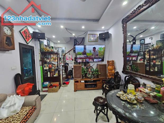 Cần bán nhà phố Thái Thịnh lô góc, mặt ngõ 37m 5 tầng, mt 3,9m giá 7,9 tỷ