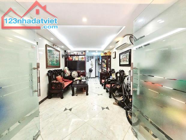 BÁN NHÀ ĐẸP MỚI Ơ NGAY  Ô TÔ ĐỖ CỬA TÔN ĐỨC THẮNG - ĐỐNG DA -42-5 T- 11,8 TỶ