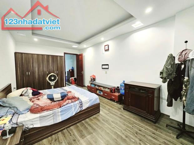 BÁN NHÀ ĐẸP MỚI Ơ NGAY  Ô TÔ ĐỖ CỬA TÔN ĐỨC THẮNG - ĐỐNG DA -42-5 T- 11,8 TỶ - 3