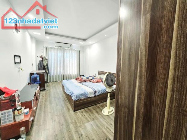 BÁN NHÀ ĐẸP MỚI Ơ NGAY  Ô TÔ ĐỖ CỬA TÔN ĐỨC THẮNG - ĐỐNG DA -42-5 T- 11,8 TỶ - 4