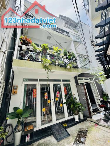 Cần Bán Gấp MTKD Dương Quảng Hàm P5 , 6,7m x 16m , 4 Lầu ,Giá 16,8 tỷ Thương Lượng Mạnh.