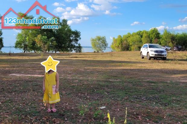 Bán đất 40m dọc Hồ Dầu Tiếng, view cực đẹp, 8000m2 sẵn thổ cư 400m2, giá chỉ 10 tỷ