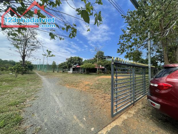 Bán lô gốc MT (1.600m2) full SHR, giá 450 triệu sát KCN, trường chợ, trung tâm sầm uất nhấ