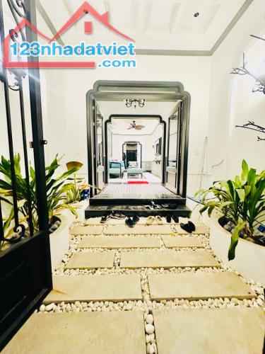 Siêu phẩm Giải Phóng , oto đỗ cửa , thang máy , sân vườn - dt 50M giá 11.8 tỷ SĐCC