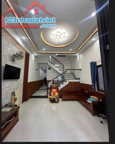 Giá chào: 2 tỷ 850 thương lượng.Bán nhà 2 tầng mới, kiên cố diện tích lớn trung tâm Cẩm Lệ