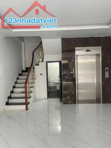 Bán nhà 5 tầng thang máy DT40m gần KĐT Vinsmart - 2
