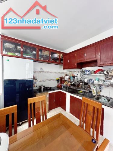 BÁN NHÀ HXT CỘNG HÒA, Tân Bình 2 tầng 137m2 (5,3x26). Nhà đẹp ở ngay. Giá chỉ 18,9 tỷ. - 2