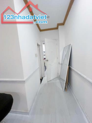 CẦN SANG NHƯỢNG LẠI PHÒNG LẦU 2 MẶT TIỀN QUẬN 1 - 4