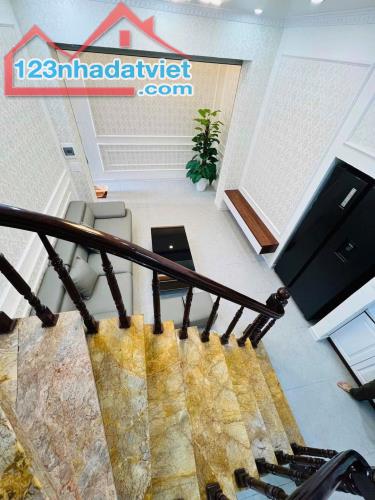 Cho thuê nhà ngõ gốc đề. Nhà mới đủ đồ 32m2*5T 3 ngủ giá 10T.