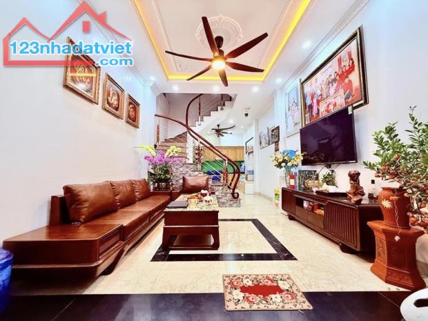 PHÂN LÔ - HOÀNG QUỐC VIỆT, CẦU GIẤY - 40mx4T - 3 BƯỚC RA HỒ ĐIỀU HÒA - 7,8 tỷ - 2