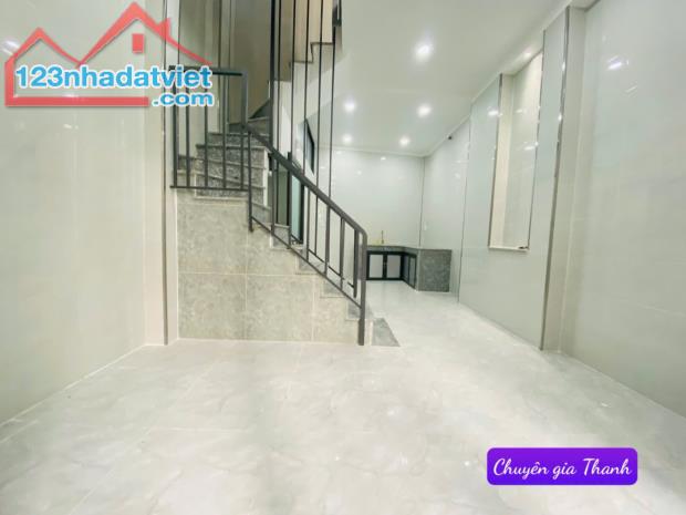 Chia gia tài, bán gấp nhà mới,đẹp đầy đủ tiện ích, 3 tầng giáp quận 10, q3 CMT8, chỉ 4.x t