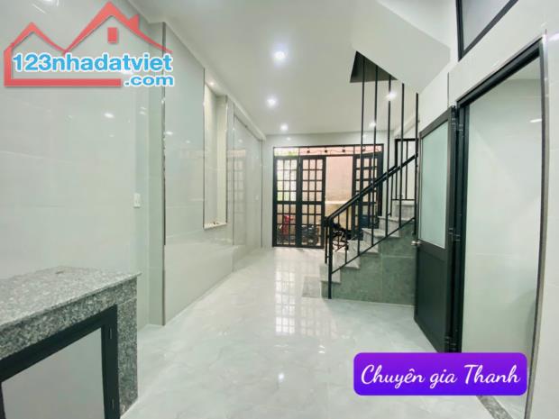 Chia gia tài, bán gấp nhà mới,đẹp đầy đủ tiện ích, 3 tầng giáp quận 10, q3 CMT8, chỉ 4.x t