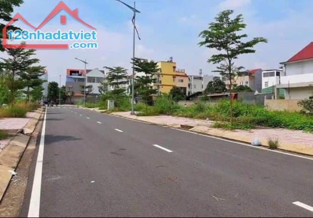 Ba mẹ tôi cần bán lô đất thổ cư ở Củ Chi TP HCM. DT 100m2 (5x20m) full thổ cư giá 1tỷ3 - 2
