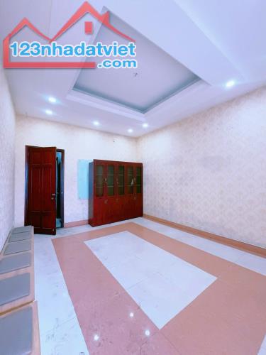 Bán nhà 4 lầu và tầng hầm mặt tiền Đồng Khởi, ngay Bệnh Viện Đồng Nai, 94m2, giá 14 tỷ 800 - 2