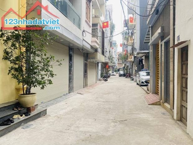 NHÀ PHÂN LÔ GIẢI PHÓNG. GẦN LINH ĐÀM. NƯỚC NGẦM MT 4,2 M . DT 77 M . ĐẸP QUÁ