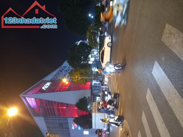 KHU TÊN LỬA. 4 TẦNG. THANG MÁY XỊN SÒ GIÁ 12 TỶ 500.