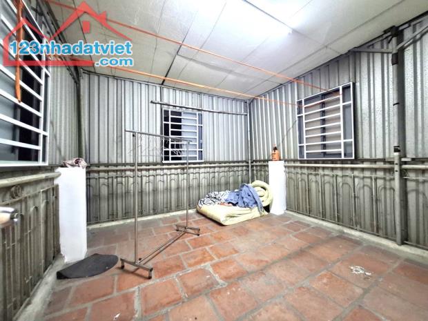 NHÀ HẺM TRẦN HƯNG ĐẠO Q5,SÁT BÊN Q1,4 TẦNG,GIÁ 2.X.TỎI - 3