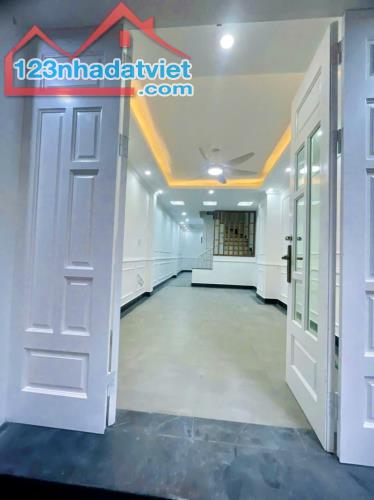 Bán nhà phố Định Công Thượng, quận Hoàng Mai. 40m2 x 4T. NGÕ THÔNG, Ô TÔ. KD. Nhỉnh 8 tỷ.