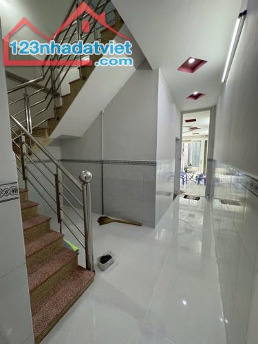 Bán nhà ngay Kinh Dương Vương Bình Tân. DT 100m2, hẻm xe hơi thông. Hơn 4 tỷ - 1